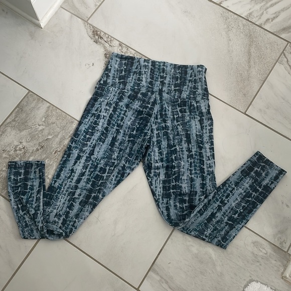 EUC Onzie sz medium blue abstract workout leggings yoga - Picture 2 of 3